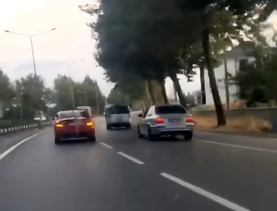 D&uuml;ğ&uuml;n konvoyunda tehlikeli ara&ccedil; kullanan s&uuml;r&uuml;c&uuml;ye 37 bin TL ceza