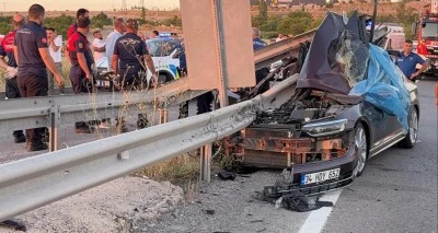 D&uuml;ğ&uuml;n konvoyundaki otomobil bariyerlere &ccedil;arptı: 1 &ouml;l&uuml;, 3 yaralı
