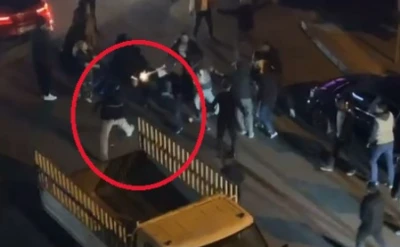 D&uuml;ğ&uuml;n salonu &ouml;n&uuml;nde 1 kişinin &ouml;ld&uuml;ğ&uuml; silahlı kavga