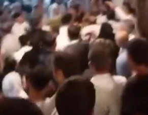 D&uuml;ğ&uuml;n salonu &ouml;n&uuml;nde tekme ve yumruklu kavga 