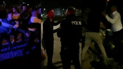 D&uuml;ğ&uuml;n salonunda 50 kişi birbirine girdi: Polis biber gazıyla m&uuml;dahale etti