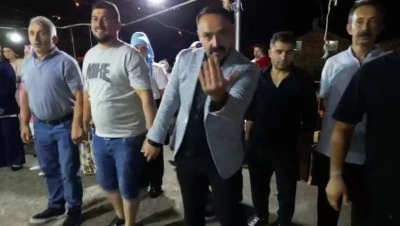 D&uuml;ğ&uuml;nde drona para takmak isterken parmaklarından oluyordu: O anlar kamerada