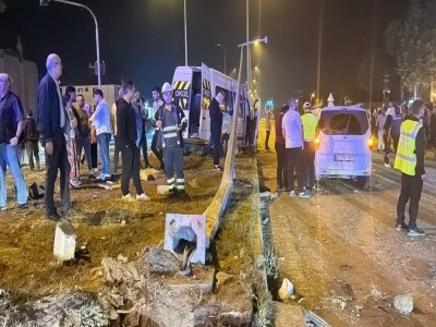 D&uuml;ğ&uuml;nden d&ouml;nen minib&uuml;s kazaya karıştı; 21 yaralı
