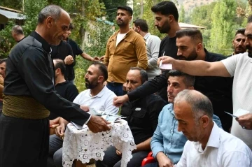 D&uuml;ğ&uuml;nlerde tepsiyle para toplama geleneği
