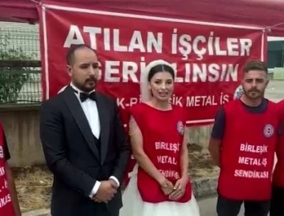 D&uuml;ğ&uuml;n&uuml;ne saatler kala işten &ccedil;ıkarıldı; gelinliğiyle fabrika &ouml;n&uuml;nde eylem yaptı