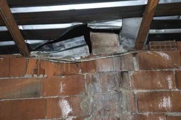 D&uuml;kkana girerek başına silah dayayan şahıs 48 bin TL&rsquo;lik zarar verdi: 7 saattir polise direniyor
