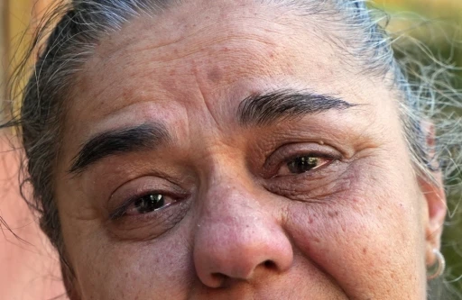 D&uuml;kkanı eve &ccedil;evirmişti, tahliyeyle g&ouml;zyaşlarına boğulan engelli kadının y&uuml;z&uuml;nde g&uuml;l&uuml;c&uuml;kler a&ccedil;ıyor
