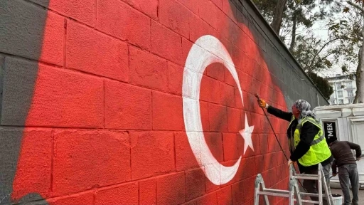 Dulkadiroğlu Belediyesi&rsquo;nden duvar yazıları yerine T&uuml;rk Bayrağı
