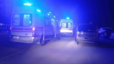 D&uuml;n&uuml;rler arasında silahlı kavga: Baba ve oğul yaralandı
