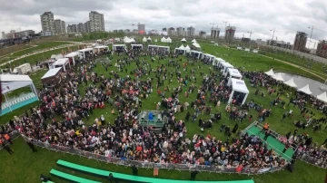 D&uuml;nya &ccedil;ocukları 23 Nisan coşkusunu Başakşehir&rsquo;de yaşadı
