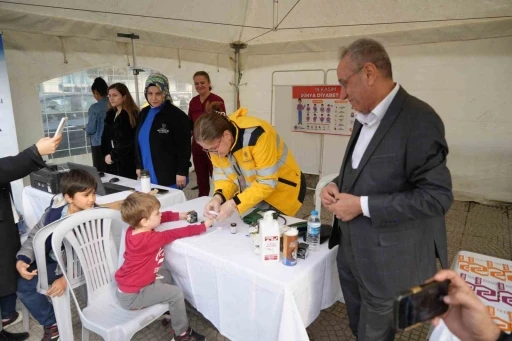 &rsquo;D&uuml;nya Diyabet G&uuml;n&uuml;&rsquo;nde şeker &ouml;l&ccedil;&uuml;m&uuml; yaptılar
