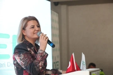 D&uuml;nya Folklor Birliği&rsquo;nden Başkan H&uuml;rriyet&rsquo;e sanata destek &ouml;d&uuml;l&uuml;
