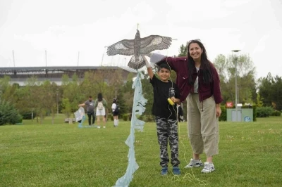 D&uuml;nya G&ouml;&ccedil;men Kuşlar G&uuml;n&uuml; etkinliğinde g&ouml;ky&uuml;z&uuml; u&ccedil;urtmalarla renklendi
