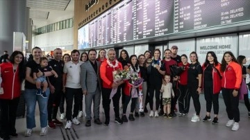 D&uuml;nya G&uuml;reş Şampiyonası'nda m&uuml;cadele eden Kadın G&uuml;reş Milli Takımı yurda d&ouml;nd&uuml;