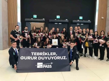 D&uuml;nya ikincisi olan U19 Kız Voleybol Milli Takımı, yurda d&ouml;n&uuml;ş yaptı