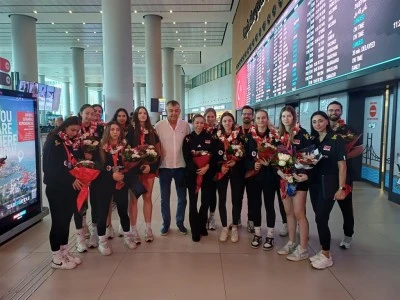 D&uuml;nya ikincisi U17 Voleybol Milli Takımı&rsquo;na havalimanında &ccedil;i&ccedil;ekli karşılama