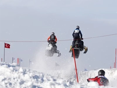 D&uuml;nya Kar Motosikleti Şampiyonası&rsquo;nın ilk ayağı sis bulutu &uuml;zerinde tamamlandı