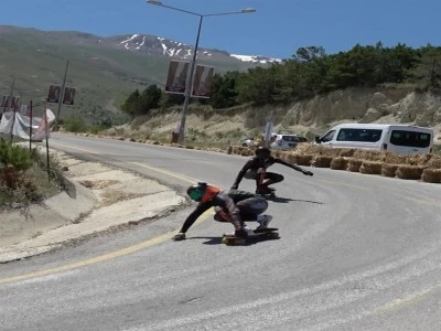 D&uuml;nya Kaykay İniş Şampiyonası Erzincan'da başladı