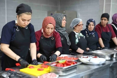 D&uuml;nya mutfağı ve y&ouml;resel yemekler kadınların elinde tat buluyor
