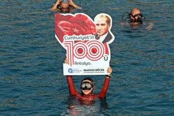 D&uuml;nya rekortmeni Şahika Erc&uuml;men, Cumhuriyet i&ccedil;in T&uuml;rk bayrağını denizde dalgalandırdı
