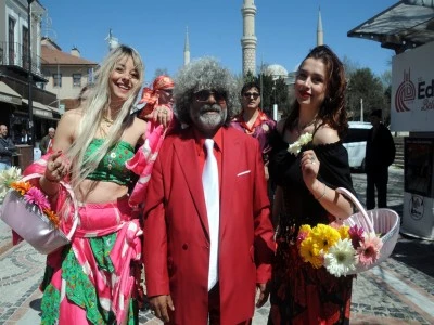 D&uuml;nya Romanlar G&uuml;n&uuml; renkli g&ouml;r&uuml;nt&uuml;lerle kutlandı
