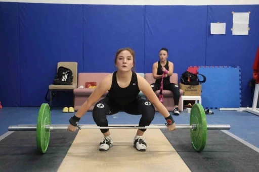 D&uuml;nya şampiyonu ablasını &ouml;rnek aldı, şimdilerde en ağır kiloları birlikte kaldırıyorlar
