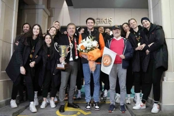 D&uuml;nya şampiyonu Eczacıbaşı Dynavit, yurda d&ouml;nd&uuml;
