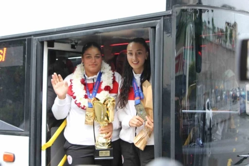 D&uuml;nya şampiyonu Havvanur Keth&uuml;da&rsquo;ya, Trabzon&rsquo;da coşkulu karşılama
