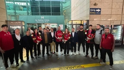 D&uuml;nya şampiyonu Tekvando Milli Takımı&rsquo;na Ankara&rsquo;da coşkulu karşılama