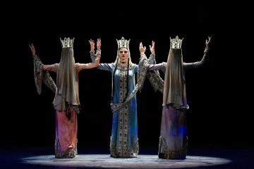 D&uuml;nyaca &uuml;nl&uuml; dans grubu Bursa'da sahne aldı