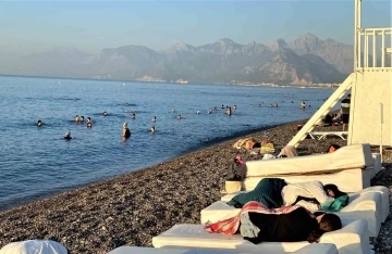 D&uuml;nyaca &uuml;nl&uuml; sahil sıcak sebebiyle a&ccedil;ık hava oteline d&ouml;nd&uuml;
