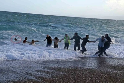 D&uuml;nyaca &uuml;nl&uuml; sahilde can pazarı: 2 kardeş kurtuldu, kuzen hayatını kaybetti