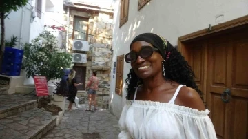 D&uuml;nyaca &uuml;nl&uuml; sanat&ccedil;ı Della Miles Marmaris&rsquo;e geldi
