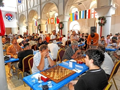 D&uuml;nyaca &uuml;nl&uuml; satran&ccedil; ustaları &Ccedil;eşme&rsquo;de buluşacak
