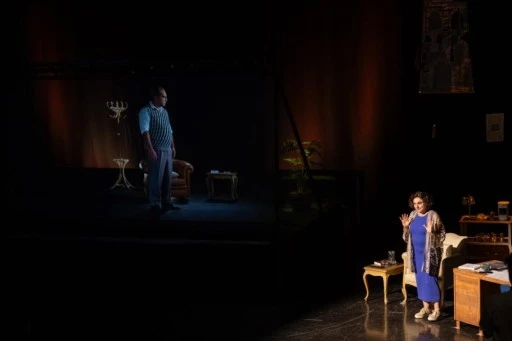 D&uuml;nyada ilk kez hologram teknolojisinin kullanıldığı tiyatro oyunu Bursalı sanatseverlerle buluştu