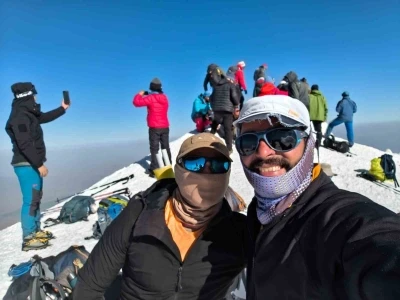 D&uuml;nyanın d&ouml;rt bir yanından gelen dağcılar, Ağrı Dağı zirvesine tırmandı