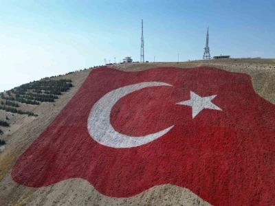 D&uuml;nyanın en b&uuml;y&uuml;k T&uuml;rk bayrağı Ahır Dağı&rsquo;na yapıldı, savaş u&ccedil;akları selamladı