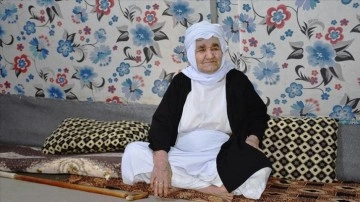 D&uuml;nyanın en yaşlı insanlarından Yezidi Rewşe nine PKK nedeniyle Sincar'daki evine d&ouml;nemiyor
