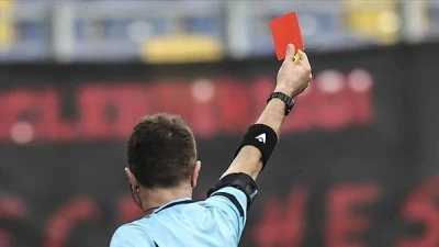 D&uuml;nyanın konuştuğu futbol ma&ccedil;ında 23 kırmızı kart &ccedil;ıktı