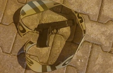 &rsquo;Dur&rsquo; ihtarı yapan bek&ccedil;ilere ateş eden şahıs vurularak yakalandı
