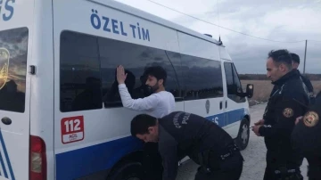 Dur ihtarına uymadı, polis aracına &ccedil;arpıp ka&ccedil;tı