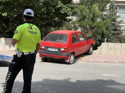 'Dur' ihtarına uymadı polise &ccedil;arpıp ka&ccedil;maya &ccedil;alıştı