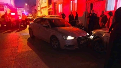 Dur ihtarına uymayan 18 yaşındaki s&uuml;r&uuml;c&uuml; ara&ccedil;lara &ccedil;arptı