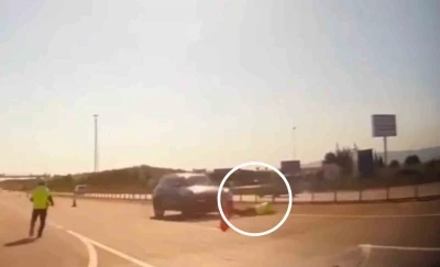 &rsquo;Dur&rsquo; ihtarına uymayan s&uuml;r&uuml;c&uuml;, polis memuruna &ccedil;arpıp ka&ccedil;tı