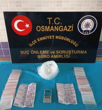 Bursa'da araca &ccedil;arparak devrilen motosikletten uyuşturucu &ccedil;ıktı