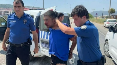 &lsquo;Dur&rsquo; ihtarından ka&ccedil;arken 4 polis aracına &ccedil;arptı, lastiklerine ateş edilerek durduruldu