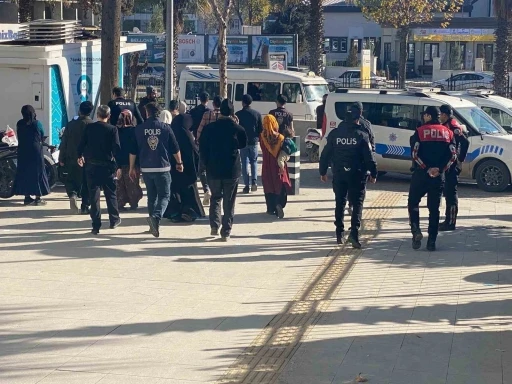 Duruşma &ccedil;ıkışı iki grup arasında yumruklu kavga
