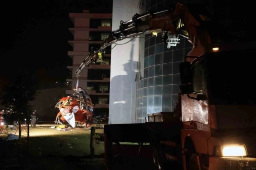 D&uuml;şerek kaza kırıma uğrayan ambulans helikopterin enkazı kaldırıldı
