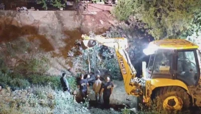 D&uuml;şt&uuml;ğ&uuml; su kanalında &ccedil;amura saplanan inek, kep&ccedil;eyle kurtarıldı
