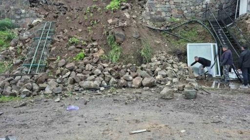 Duvar otomobilin &uuml;zerine yıkıldı
